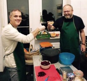 Markus und Martin bereiten weiße Kürbis Suppe mit Patisson