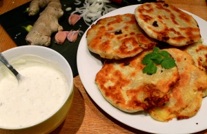 indisches Kartoffelbrot mit Raita