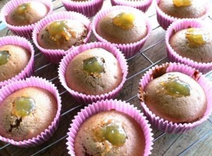 Muffins mit Rhabarberfüllung