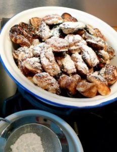 Poffertjes mit Puderzucker